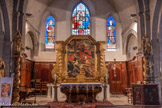 <center>Trans-en-Provence : église Saint-Victor.</center>A droite du chœur, « l’ambon » qui est la partie inférieure de l’ancienne chaire de l’église datant de 1865. Au-dessus, la statue de st Victor. A gauche, celle de ste Roseline. Au fond,  une croix en plâtre dorée et ornée des signes des évangélistes aux quatre extrémités.