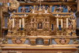 <center>La chapelle Sainte Roseline.</center>Sur la prédelle, qui porte la date de 1514 : l’apparition du Christ jardinier à Marie-Madeleine, le Christ ressuscitant, l’incrédulité de saint Thomas, entre deux symboles du Bien et du Mal.