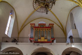<center>Roquebrune-sur-Argens. </center>La Tribune.
Il s'y trouve l'orgue acquis en 2008 par une souscription publique. L'église accueille en effet
un orgue qui provient de l'église de Borken, en Allemagne. Le buffet a été entièrement repensé pour qu'il soit en parfaite harmonie avec le style de l'église. Il comporte 20 jeux répartis sur trois plans sonores, 2 claviers de 56 notes et 1 pédalier de 30 notes. Cet instrument est conçu pour jouer les différents styles de musique baroque.