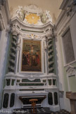 <center>Eglise abbatiale de St Pons</center>Chapelle saint Antoine. Autel à tombeau, surmonté de trois gradins, retable à colonnes torses, gypseries et stucs polychromes, et son panneau peint. Retable : entablement curviligne et fronton à volutes richement décoré (angelots, colombe du saint Esprit dans une gloire). Autel et retable exécutés vers 1730-1750.