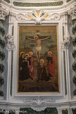 <center>Eglise abbatiale de St Pons</center>Panneau peint auquel ont été adjoints deux bandes horizontales pour remplir le logement, au centre du retable. Toile du 16e siècle, qui s'inspire très nettement de la Crucifixion de Louis Bréa datée de 1512, du monastère de Cimiez à Nice, la figure du saint Jean pleurant ayant été ajoutée à droite. Au fond, le Saint Sépulcre. A gauche, la Jérusalem terrestre ou le château de Nice.