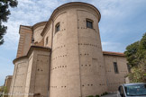 <center>Eglise abbatiale de St Pons</center>Le chevet, avec la sacristie à droite. Lors de la restauration, les trous de boulins (trous laissés dans la maçonnerie après la dépose des boulins, pièces de bois fixées dans la maçonnerie pour échafauder) ont été en partie comblés. Ils demeurent sur les parties latérales en témoignage.