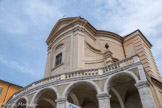 <center>Eglise abbatiale de St Pons</center>C’est là qu’est fondée, à l’époque carolingienne (VIIIe siècle), une abbaye bénédictine qui connaît une grande période de rayonnement durant tout le Moyen Âge. Son histoire est liée à Charlemagne qui aurait demandé à un parent, l’évêque Siagrius. Des « pères noirs » y vivent sous la règle de saint Benoît. Par sa situation hors les murs, l’abbaye fut également un lieu stratégique dans l’histoire niçoise. Vers la fin du IXe siècle les Sarrasins débarquèrent dans le golfe provençal de Saint-Tropez et installèrent près de l'actuel village de La Garde-Freinet une place forte appelée Fraxinet ou Fraxinetum. En 890, leur expédition échoua devant les murs de Nice mais ils détruisirent complètement l'abbaye de Saint-Pons. Avec l'expulsion des Sarrasins de Provence et la proximité de l'an mil, la prospérité de l'abbaye bénédictine se rétablit. Elle se voit dotée d'immenses domaines (terrains agricoles, oliveraies, vignes, commerces, entrepôts, maisons), car nombreux sont les membres de la noblesse locale à vouloir « racheter » leurs péchés avant la fin présumée du monde par la restitution d'anciens biens ecclésiastiques jadis octroyé par Charlemagne à l'abbaye de Saint-Pons, et que la fortune des armes avait fait changer de mains.