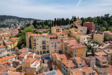 <center>La Tour Saint-François</center>A droite, la chapelle du château. Accompagnant le renouveau architectural qui touche la ville au XVIIIe siècle, les franciscains, avant de songer à ransformer leur église en faisant appel à l’architecte piémontais Bernardo Antonio Vittone, font construire en 1722-1723, une haute tour-clocher accolée au chevet, en emplacement du clocher-mur qui ponctuait jusqu’alors le toit de l’église. À partir de 1793, les franciscains sont chassés. Le couvent et l’église sont vendus comme biens nationaux, en juillet 1798. Le clocher est acheté par la commune et ses cloches sont fondues pour devenir des canons pour l’armée d’Italie. Aucun entretien n’est effectué et son état se délabre rapidement.