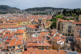 <center>La Tour Saint-François</center>La tour Saint-François ne peut être évoquée sans que soit mentionnée l’installation des franciscains à Nice. Durant le XIIIe siècle, les ordres mendiants nouvellement créés s’implantent en Europe et particulièrement dans le Sud de la France. Ils créent une communauté à Nice, hypothétiquement lors du passage de François d’Assise - fondateur de l’ordre - qui en 1223 revient d’Espagne et se rend en Italie. En 1251, ils reçoivent d’un riche niçois, Augier Badat, un terrain extra-muros d’environ 5 150 m² dans le nord du Vieux-Nice, à proximité d’un pont permettant de franchir le fleuve. Peu après leur installation, le couvent et l’église des franciscains vont devenir un repère majeur de ce quartier périurbain qui sera rapidement intégré dans la ville et ne cesseront d’être modifiés jusqu’au XVIIIe siècle, en particulier par ’adjonction d’un clocher.