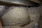 <center>La Crypte archéologique. </center>A côté de la porte se trouvait une tour. Ce que l'on voit est le chemisage de 1580 d'une tour muraille plus ancienne, de 1320.