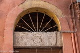 <center>Le Vieux Nice.</center>Rue Droite. Linteau gravé. Les trois lettres gravées du monogramme du Christ, « I H S » (« Iesus Hominum Salvator »), devaient apporter la protection divine sur les habitations. Cette coutume remonte au XVème siècle. Les deux lettres A et T sont les initiales du propriétaire.