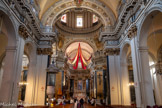 <center>La cathédrale Sainte-Réparate. </center>Son plan est en croix latine, avec avec une coupole, aux tuiles de couleur vernissées à la mode génoise, à la croisée du transept. Sur les pendentifs : reliefs en stuc des 4 Évangélistes (1655). Chaire du Second Empire. L'intérieur, également de style baroque, compte dix chapelles qui, jusqu'à la fin du XVIIe siècle,  appartenaient à des particuliers ou à des corporations qui se chargeaient de les entretenir.