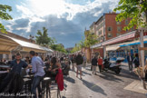<center>Le Cours Saleya.</center>Le « cours » est une esplanade piétonne aménagée de la base de la colline du château jusqu’aux abords de l’opéra. Encadrée de restaurants, c’est également un lieu haut en couleurs avec ses marchés alimentaire et floral chaque matin.