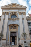<center>Le Cours Saleya.</center>L’église Saint-François-de-Paule, construite de 1733 à 1775. Elle a été bâtie avec le couvent attenant par les Minimes, fondés par François de Paule. La façade serait l'œuvre de Pietro Bonvicini. Au-dessus du portail, un médaillon porte la devise des Minimes, Charitas (Charité).