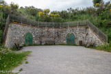 <center>Serrat d'en Vaquer</center>Son architecture présente la particularité d'être enterrée et doublement orientée : ses défenses composées de 5 bastions sont tournées vers l'Espagne tandis que le bâtiment principal, ancien casernement, est dirigé vers le nord.
Ce nouveau système de fortifications (de type Séré de Rivière) ayant pour but de masquer les troupes mobilisées, permettait d'utiliser l'artillerie à longue portée, en direction de la frontière.
Au total, les lieux couvrent près de 4 hectares tandis que le bâti compte une quarantaine de salles.