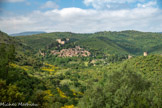 <center>Castelnou</center>A une vingtaine de kilomètres au sud-ouest de Perpignan, Castelnou s'est calé au pied des Aspres (terres âpres, incultes). Le village est dominé par son château. A droite, une tour cylindrique faisait partie du système de défense du lieu.