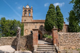 <center>Castelnou : L'église Sainte-Marie du Mercadal. </center>C’est un édifice fort modeste. Eglise sobre et non fortifiée. Elle a fait l’objet de quelques adjonctions : construction d'une sacristie et du clocher au XVIIIe. Son plan est des plus classiques : nef unique terminée par une abside semi-circulaire.