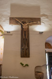<center>Castelnou : L'église Sainte-Marie du Mercadal. </center>Un crucifix contemporain  peint par Camille Descossy, représente un Christ en Souffrance.