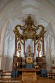 <center>Castelnou : L'église Sainte-Marie du Mercadal. </center>L'influence gothique transparaît au niveau de la  voûte en arc brisé. Le mobilier intérieur date de l’époque baroque dont le retable à baldaquin Louis XV de style campagnard (18e). Les colonnes devraient être en marbre griotte, mais n'ayant pas les moyens de semblables dépenses à Castelnou, le marbre a été remplacé par du bois plein, imitant la pierre.