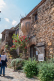 <center>Castelnou</center>Le long de la carrer del mig (rue du milieu).