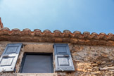 <center>Castelnou</center>Génoises peintes sur le revers des tuiles pour éloigner les esprits malfaisants.