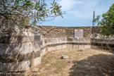 <center>Cathédrale Sainte-Eulalie-et-Sainte-Julie d'Elne</center>Derrière l'abside se développe le soubassement d'un déambulatoire sur lequel s'ouvrent sept chapelles rayonnantes. Cette construction relève du style gothique flamboyant. Le plan des chapelles est polygonal. Les piliers sont armés d'un faisceau de colonnettes dont les bases, plus ou moins hautes suivant que la colonnette est plus ou moins forte, sont placées à des niveaux différents. Chaque base est portée par un petit socle à pans coupés qui plonge dans le talus d'un socle commun. Les assises supérieures sont en grès. Au milieu du parement, la nature des matériaux change et les assises inférieures sont formées de blocs de calcaire. La construction de cette abside gothique fut interrompue rapidement, dès 1408, faute de crédits. Ce chevet gothique aurait dû remplacer le chevet roman de la cathédrale.