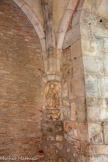 <center>Cathédrale Sainte-Eulalie-et-Sainte-Julie d'Elne</center>Les culs-de-lampe placés aux quatre angles du cloître sont sculptés d’Évangélistes. qui surmontent leur symbole, à savoir : le taureau pour Luc, l'ange pour Matthieu, le lion pour Marc et l'aigle pour Jean. Ils ont été mutilés par les soldats de Napoléon qui avait transformé le cloître en écuries. Ici, il semblerait que ce soit St Marc.