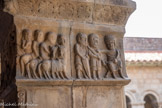 <center>Cathédrale Sainte-Eulalie-et-Sainte-Julie d'Elne</center>Trois chevaliers, dont deux sont vêtus de haubert et coiffés d'un capuchon de maille. Ils sont accompagnés de leurs écuyers. L'un des chevaliers a mis pied à terre et se tient en face d'un baron assis qui le saisit à la poitrine. Cette scène peut représenter l'entrevue des Mages et d'Hérode ou être une illustration tirée d'un fabliau. Les yeux sont coulés au plomb, ce qui donne au regard des personnages, du volume et de la vie.