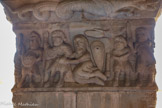 <center>Cathédrale Sainte-Eulalie-et-Sainte-Julie d'Elne</center>Face intérieure de la galerie : la séparation de saint Paul (personne petit) et de saint Pierre que les soldats trainent au supplice. Au-dessus de lui, la main de Dieu le bénit. L'un des soldats porte une espèce de chlamyde courte nouée sur l'épaule qui était commune au XIIe siècle en Roussillon.