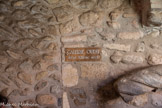 <center>Cathédrale Sainte-Eulalie-et-Sainte-Julie d'Elne</center>La galerie ouest (milieu du XIIIe siècle) est une copie des sculptures de la galerie sud, avec quelques chapiteaux traités dans un style gothique. Elle en marque la naissance. En effet, dans les derniers chapiteaux de la galerie, on peut remarquer le travail du détail et la finesse de la sculpture si caractéristiques de l'art gothique