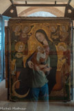 <center>Cathédrale Sainte-Eulalie-et-Sainte-Julie d'Elne</center>Au dos de l’armoire, une très belle Vierge allaite l'enfant Jésus. Elle est entourée d'anges musiciens. On reconnait les instruments de musique du Moyen-Age : luth, rebec, orgue positif, psaltérion. Sous les pieds de Marie, un croissant de lune, allusion à la femme de l’Apocalypse.