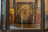 <center>Cathédrale Sainte-Eulalie-et-Sainte-Julie d'Elne</center>L’armoire liturgique de la cathédrale. Il s'agit sans doute d'une armoire eucharistique destinée à conserver le Saint-Sacrement.Le fond de l’armoire représente le Christ ressuscité, émergeant du tombeau, entre la Vierge et Saint Jean. Cette représentation fait le lien avec l’Eucharistie qui était conservée dans cette armoire.
Sur les côtés, deux anges regardent les deux saintes titulaires de la Cathédrale : Eulalie et Julie. Le peintre les a représentées en princesses, avec une couronne. Elles tiennent d'une main la palme symbole de leur martyr et de l'autre un livre.