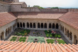 <center>Cathédrale Sainte-Eulalie-et-Sainte-Julie d'Elne</center>Le cloître d'Elne, attenant à la cathédrale, est l'un des rares cloîtres du département ayant conservé son intégrité. Réalisé en plusieurs étapes, il donne de nos jours une bonne idée de l'évolution des techniques de construction et de sculpture durant les XIIe, XIIIe et XIVe siècle. Les quatre galeries formant un carré ont été construites à des époques différentes mais suivant des techniques similaires, ce qui donne une uniformité à l'ensemble. Le matériaux a toujours été le marbre bleu de Cérêt et jamais l'arc en plein cintre n'a été abandonné. Il faut noter que le jardin a retrouvé sa vocation première puisque depuis quelques temps on y cultive des plantes aromatiques, que les chanoines cultivaient déjà à l'époque.
