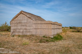 <center>Cabannes de pécheurs.</center>Ces cabanes opposent leurs formes arrondies au vent dominant, la Tramontane. A l'intérieur, on trouve 3 pièces cloisonnées au moyen de claies en roseaux : une remise où l'on entrepose le matériel de pêche, une chambre sommairement aménagée et une pièce centrale (séjour et cuisine).