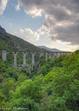<center>Le viaduc Séjourné.</center>Sur ce premier étage se dressent quatre arcs, soutenant le tablier de la voie ferrée, prenant appui sur les deux grosses piles carrées encadrant la travée principale, ainsi que sur trois piles s'élevant par-dessus l'arc ogival de l'étage inférieur.
Enfin, deux viaducs d'approche avec arcs en plein cintre en maçonnerie encadrent cette partie centrale. Les deux grosses piles carrées sont équipées chacune à leur sommet d'une chambre de minage dont l'accès se fait depuis la voie.