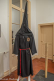 <center>Ancien évêché</center>La marche des pénitents de la Sanch, appelés caparutxes du nom de leur coiffe conique et de leur tenue, est ouverte par un personnage vêtu de rouge, le régidor, porteur d'une cloche de fer qui rythme la marche du cortège. Lui succèdent les pénitents noirs, portant les 
