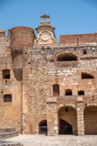 <center>Forteresse de Salses</center>La place d'armes. À la jonction du cavalier d'artillerie est et de l'aile nord, il est possible de distinguer la cage de l'horloge construite au XVIIe siècle.