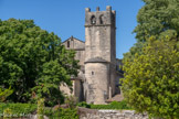 <center>La cathédrale Notre-dame de Nazareth</center>Eglise-mère du diocèse de Vaison, elle se trouvait au centre d’une cité médiévale aujourd’hui disparue. L’évêque résidait dans le palais épiscopal proche et les chanoines dans le cloître et ses bâtiments annexes. Construite au XIème siècle à l’emplacement d’édifices paléo-chrétiens, selon un plan basilical, puis remaniée au siècle suivant, son architecture est un très bel exemple de l’art roman provençal. La cathédrale est portée par des murs dont certains datent du IIe siècle, d’autres de l’époque mérovingienne, d’autres encore du milieu du XIIe siècle.