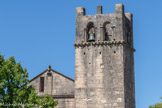 <center>La cathédrale Notre-dame de Nazareth</center>Le pignon triangulaire qui surmonte l'abside est orné d'une frise sculptée, d'une frise de denticules et d'un pilastre cannelé.