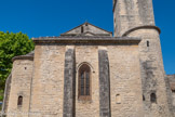 <center>La cathédrale Notre-dame de Nazareth</center>À l'est, la cathédrale présente un chevet tripartite constitué d'une abside rectangulaire flanquée de deux absidioles semi-circulaires. L'abside, composée d'un épais massif rectangulaire de maçonnerie en moellons très irréguliers que soutiennent deux petits contreforts, est percée d'une fenêtre axiale de style ogival tandis que les absidioles sont percées de petites fenêtres cintrées. Le chevet est plat à l'extérieur, mais semi-circulaire à l’intérieur. Toits de bards : dalles de mollasse marine.