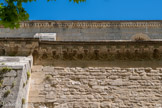 <center>La cathédrale Notre-dame de Nazareth</center>La façade du collatéral est sommée d'une belle frise de rinceaux et d'une corniche à faux modillons décorés de rinceaux et de palmettes. Au-dessus de cette façade, et en retrait par rapport à celle-ci, la partie haute de la façade de la nef se termine par une frise plate composée de bandeaux séparés par des rangs de perles, et une corniche ornée d'oves, de denticules et de rais-de-cœur.