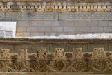 <center>La cathédrale Notre-dame de Nazareth</center>La frise corinthienne avec des petits médaillons à visages humains au milieu de médaillons à fleurs.