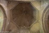 <center>La cathédrale Notre-dame de Nazareth</center>La troisième travée de la nef a été couverte par une coupole octogonale reposant sur des trompes en cul-de-four par l'intermédiaire d'une corniche saillante. Dans les écoinçon apparaissent les symboles des évangélistes, l'homme, le lion, l'aigle et le boeuf. Pour passer du plan carré de la travée au plan octogonal de la coupole, les constructeurs romans ont construit de petites voûtes en forme de coquille dans chacun des angles du carré à couvrir. Ces voûtes sont appelées « trompes ».