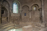<center>La cathédrale Notre-dame de Nazareth</center>L'arcature du milieu a été surélevée au XVe siècle pour servir d’encadrement à la fenêtre principale, que l’on a agrandie à cette époque pour la rendre  gothique. Les colonnes de marbre sont des réemplois, comme l’indiquent les disproportions de taille et les rallonges de cales placées au-dessus des bases pour atteindre la hauteur voulue.