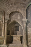 <center>La cathédrale Notre-dame de Nazareth</center>Sous la seconde on a creusé, peut-être au XIIIe siècle, une espèce de niche profonde, probablement destinée au rangement des objets du culte. Elle a été éclairée par une petite fenêtre en plein cintre, aujourd’hui aveuglée.