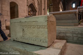 <center>La cathédrale Notre-dame de Nazareth</center>Tombeau de Saint Quenin (ou Saint Quinid), découvert en 1950. Il est constitué d'un sarcophage taillé dans un fragment d’architrave antique. Quenin est né à Vaison. Très pieux et très savant, il fut appelé par l’évêque de Vaison, Théodose, qui en fit son archidiacre. C’est à ce titre qu’il participa au concile d’Arles de 554. Élu évêque vers 556, il administra son diocèse pendant 19 ans. Quenin mourut le 15 février 578 ou 579 et fut enterré sous le maître-autel de sa cathédrale.