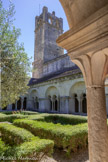<center>Le cloître de la cathédrale Notre-dame de Nazareth</center>Accolé à la cathédrale, le cloître comporte quatre galeries entourant le jardin, ajourées de petites arcades groupées par trois sous des arcs de décharge de plein cintre et qui retombent sur de robustes piliers. Les colonnettes sont surmontées de chapiteaux à feuilles d’eau pour la plupart, mais certains sont figuratifs.