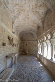 <center>Le cloître de la cathédrale Notre-dame de Nazareth</center>Galerie ouest. Sobres et harmonieuses, les galeries sont ajourées de petites arcatures qui font entrer la lumière provenant de la cour centrale. Elles sont appuyées sur des colonnettes avec chapiteaux, la plupart formant un bloc unique. Piliers et colonnettes prennent appui sur un mur bahut.