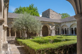 <center>Le cloître de la cathédrale Notre-dame de Nazareth</center>Le plan de l’édifice, quatre galeries enserrant une cour, rappelle la fonction du péristyle de la maison romaine : éclairer, aérer et relier des pièces. Ainsi le cloître desservait la cathédrale et les salles réservées aux chanoines : l’armarium (c’est-à-dire la bibliothèque), la salle capitulaire, le réfectoire et la cuisine, le cellier, le dortoir. Le centre de la galerie septentrionale est percé de deux grandes baies cintrées.
