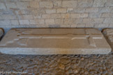 <center>Le cloître de la cathédrale Notre-dame de Nazareth</center>Pierre tombale.