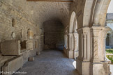 <center>Le cloître de la cathédrale Notre-dame de Nazareth</center>Galerie nord. Gros piliers cantonnés de colonnettes à fûts lisses, des portes donnant sur la cour, dont les piedroits sont constitués de pilastres décorés de chevrons. Les grosses piles sont cantonnées de colonnettes rondes.