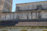 <center>Le cloître de la cathédrale Notre-dame de Nazareth</center>L’inscription monumentale en latin que l’on suit sur le mur du bas-côté de la cathédrale est exceptionnelle par sa taille et rappelle en cela les grandes dédicaces antiques. Elle tient lieu d'architrave, surmontée d'une frise composée de larges palmettes alternées et d'une corniche à denticules.  Il s’agit d’une invitation à vivre selon la règle de l’Eglise. On y trouve la notion classique de l’opposition entre l’Aquilon (le nord qui est le péché) et l’Auster (le sud qui est la ferveur).