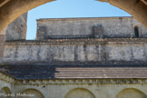 <center>Le cloître de la cathédrale Notre-dame de Nazareth</center>Intitulé : OBSECRO VOS FRATRES AQVILONIS VINCITE PARTES  -     
SECTANTES CLAVSTRVM QVIA SIC VENIETIS AD AVSTRVM - 
TRIFIDA QVADRIFIDVM MEMORET SVCCENDERE NIDVM - 
IGNEA BISSENIS LAPIDVM SIT VT ADDITA VENIS PAX HVIC  DOMVI.
