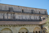 <center>Le cloître de la cathédrale Notre-dame de Nazareth</center>Traduction : Je vous exhorte, frères, à triompher du parti de l’Aquilon, (c'est-à-dire du refuge des démons, le vent du Nord ayant toujours une valeur maléfique) gardant fidèlement la règle du cloître, car ainsi vous parviendrez au Midi (c'est-à-dire au Christ); que le triple feu divin (les vertus théologales) n'oublie pas d'embraser la demeure quadrangulaire (le cloître) en sorte qu'il vivifie les pierres vivantes au nombre de deux fois six (c'est-à-dire les douze chanoines de la cathédrale). Paix à cette maison » (traduction de Dom Willibrord Witters osb).